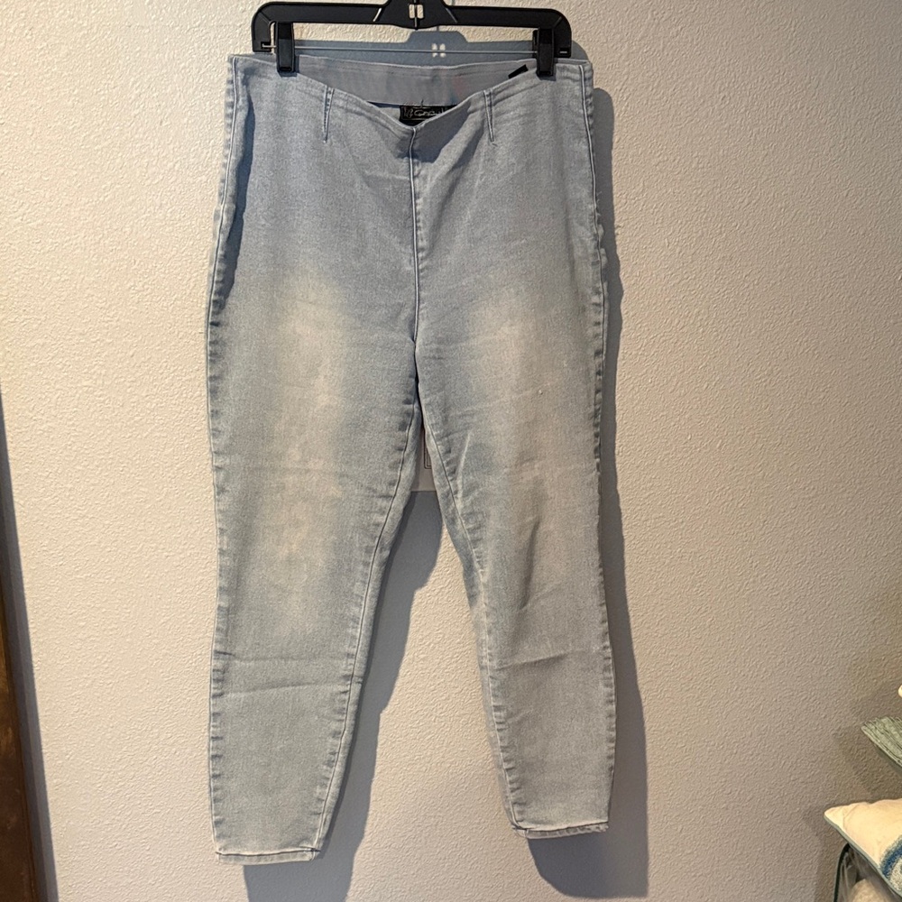 Light Blue Denim Jeans EUC-DG2